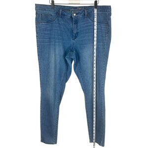 UNIVERSAL THREAD women denim 18W  med blue mid rise jegging